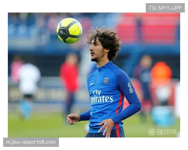 马尤卢左腿轻微不适 巴黎青训中场再遭伤病打击赛季坎坷