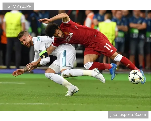 皇马维尼修斯传球失误酿成失球 拜仁前场快速转换抓住机会破门